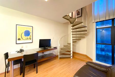 Sala de kitnet/studio para alugar com 1 quarto, 42m² em Savassi, Belo Horizonte