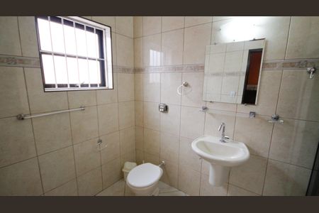 Casa para alugar com 171m², 3 quartos e 6 vagas Casa para alugar com 171m², 3 quartos e 6 vagasBanheiro da Suíte 2