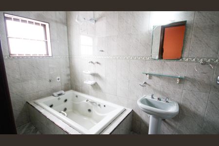 Casa para alugar com 171m², 3 quartos e 6 vagas Casa para alugar com 171m², 3 quartos e 6 vagasBanheiro da Suíte 3