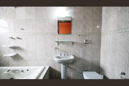 Casa para alugar com 171m², 3 quartos e 6 vagas Casa para alugar com 171m², 3 quartos e 6 vagasBanheiro da Suíte 3