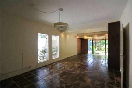 Casa à venda com 3 quartos, 300m² em Indianópolis, São Paulo