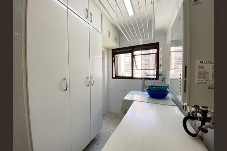 Apartamento à venda com 168m², 3 quartos e 3 vagas Apartamento à venda com 168m², 3 quartos e 3 vagasÁrea de Serviço