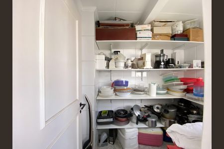 Apartamento à venda com 168m², 3 quartos e 3 vagas Apartamento à venda com 168m², 3 quartos e 3 vagasDespensa