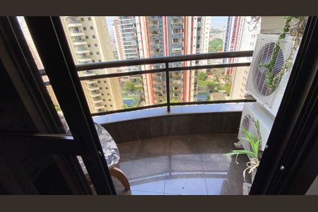 Apartamento à venda com 168m², 3 quartos e 3 vagas Apartamento à venda com 168m², 3 quartos e 3 vagasSacada da Suíte 1