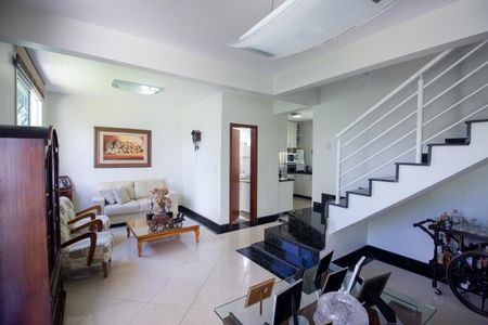 Sala de casa à venda com 4 quartos, 365m² em Cabral, Contagem
