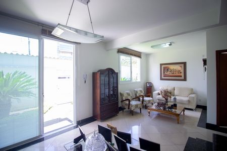 Casa à venda com 365m², 4 quartos e 3 vagasSala