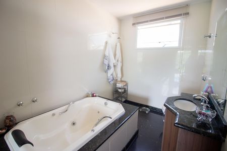 Casa à venda com 365m², 4 quartos e 3 vagasBanheiro da Suíte