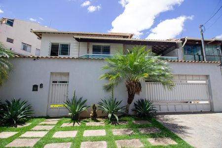 Casa à venda com 365m², 4 quartos e 3 vagasFachada