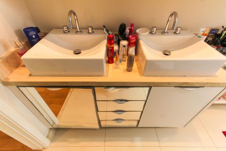 Apartamento à venda com 178m², 3 quartos e 4 vagasBanheiro da Suíte 2