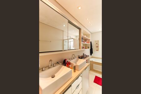 Apartamento à venda com 178m², 3 quartos e 4 vagasBanheiro da Suíte 2