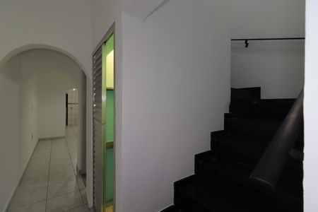 Casa para alugar com 130m², 2 quartos e 1 vagaCorredor do piso inferior