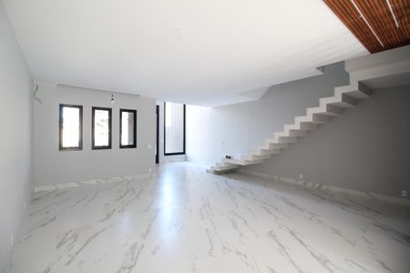 Casa de condomínio à venda com 192m², 3 quartos e 3 vagasSala