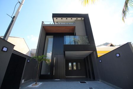 Casa de condomínio à venda com 192m², 3 quartos e 3 vagasFachada