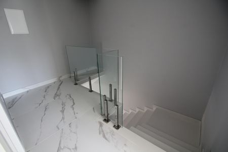 Casa de condomínio à venda com 192m², 3 quartos e 3 vagasEscada