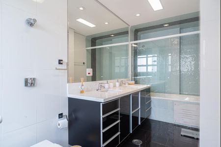 Apartamento à venda com 180m², 2 quartos e 2 vagasBanheiro da Suíte 1