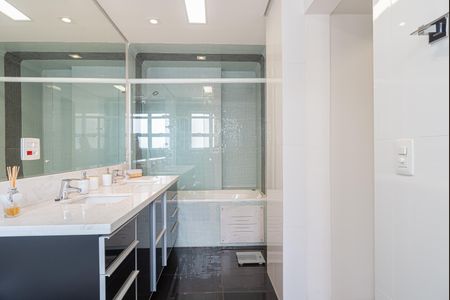 Apartamento à venda com 180m², 2 quartos e 2 vagasBanheiro da Suíte 1