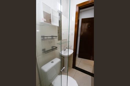 Banheiro de kitnet/studio para alugar com 1 quarto, 25m² em João Pinheiro, Belo Horizonte