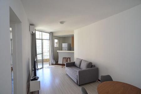 Sala de apartamento para alugar com 1 quarto, 50m² em Barra da Tijuca, Rio de Janeiro