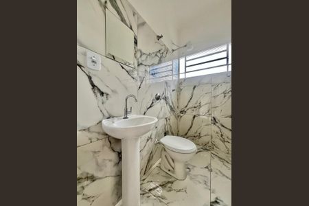 Casa à venda com 186m², 4 quartos e 4 vagas Casa à venda com 186m², 4 quartos e 4 vagasBanheiro externo