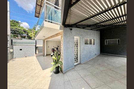 Casa à venda com 186m², 4 quartos e 4 vagas Casa à venda com 186m², 4 quartos e 4 vagasGaragem