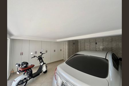 Casa à venda com 186m², 4 quartos e 4 vagas Casa à venda com 186m², 4 quartos e 4 vagasGaragem