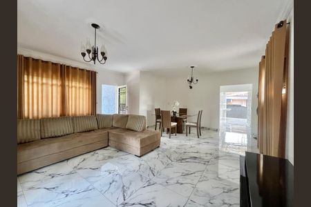 Casa à venda com 186m², 4 quartos e 4 vagas Casa à venda com 186m², 4 quartos e 4 vagasSala