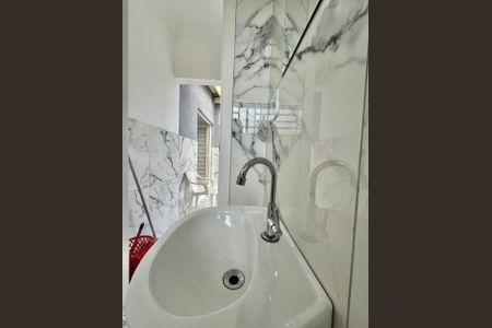 Casa à venda com 186m², 4 quartos e 4 vagas Casa à venda com 186m², 4 quartos e 4 vagasBanheiro externo