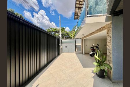 Casa à venda com 186m², 4 quartos e 4 vagas Casa à venda com 186m², 4 quartos e 4 vagasGaragem