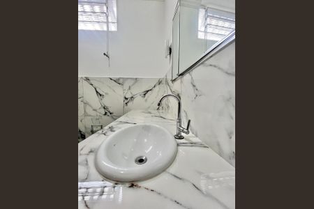 Casa à venda com 186m², 4 quartos e 4 vagas Casa à venda com 186m², 4 quartos e 4 vagasBanheiro