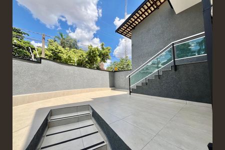 Casa à venda com 186m², 4 quartos e 4 vagas Casa à venda com 186m², 4 quartos e 4 vagasÁrea externa