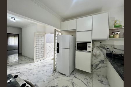 Casa à venda com 186m², 4 quartos e 4 vagas Casa à venda com 186m², 4 quartos e 4 vagasCozinha