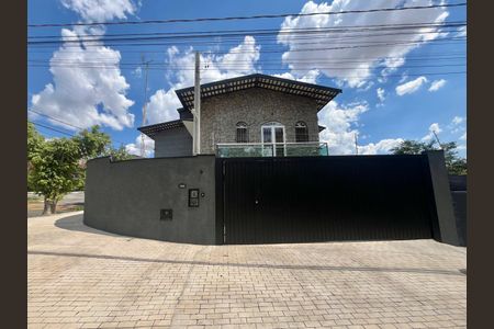 Casa à venda com 186m², 4 quartos e 4 vagas Casa à venda com 186m², 4 quartos e 4 vagasFachada da casa