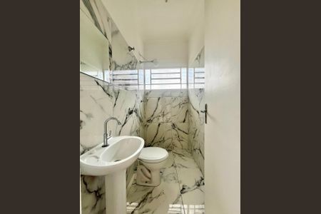 Casa à venda com 186m², 4 quartos e 4 vagas Casa à venda com 186m², 4 quartos e 4 vagasBanheiro externo