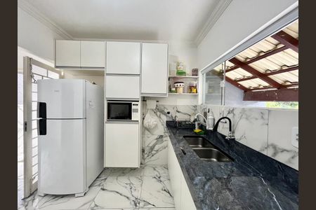 Casa à venda com 186m², 4 quartos e 4 vagas Casa à venda com 186m², 4 quartos e 4 vagasCozinha