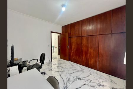 Casa à venda com 186m², 4 quartos e 4 vagas Casa à venda com 186m², 4 quartos e 4 vagasQuarto 2