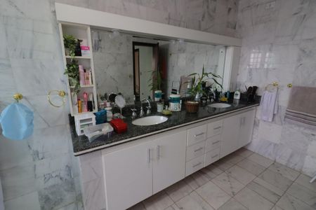 Casa à venda com 424m², 3 quartos e 4 vagasBanheiro da Suíte 1