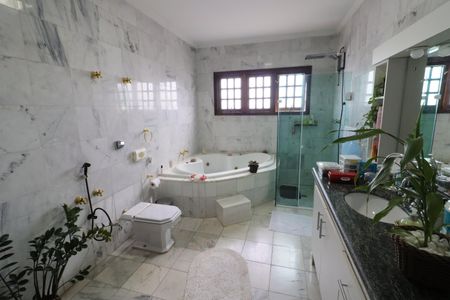 Casa à venda com 424m², 3 quartos e 4 vagasBanheiro da Suíte 1