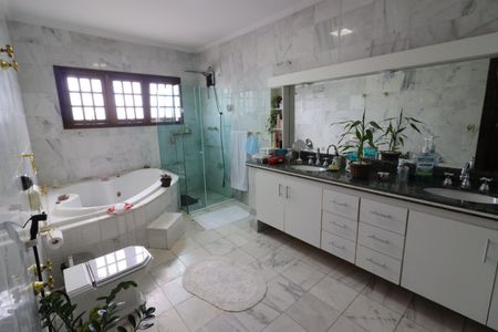 Casa à venda com 424m², 3 quartos e 4 vagasBanheiro da Suíte 1