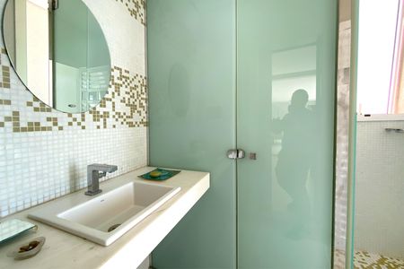 Casa de condomínio para alugar com 512m², 4 quartos e 6 vagasBanheiro da Sala