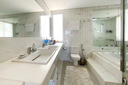 Casa de condomínio para alugar com 512m², 4 quartos e 6 vagasBanheiro da Suíte 1