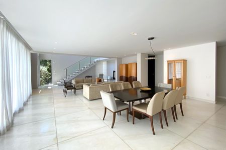 Casa de condomínio para alugar com 512m², 4 quartos e 6 vagasSala