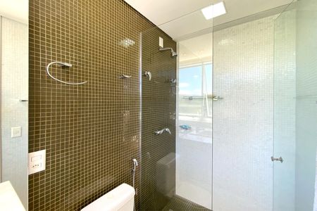 Casa de condomínio para alugar com 512m², 4 quartos e 6 vagasBanheiro da Suíte 2