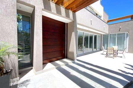 Casa de condomínio para alugar com 512m², 4 quartos e 6 vagasEntrada