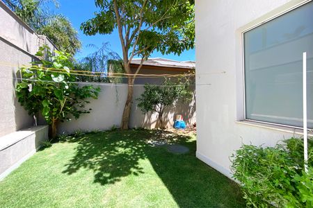 Casa de condomínio para alugar com 512m², 4 quartos e 6 vagasQuintal