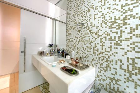 Casa de condomínio para alugar com 512m², 4 quartos e 6 vagasBanheiro da Suíte 4