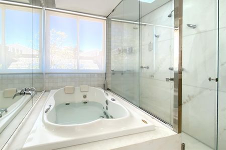 Casa de condomínio para alugar com 512m², 4 quartos e 6 vagasBanheiro da Suíte 1