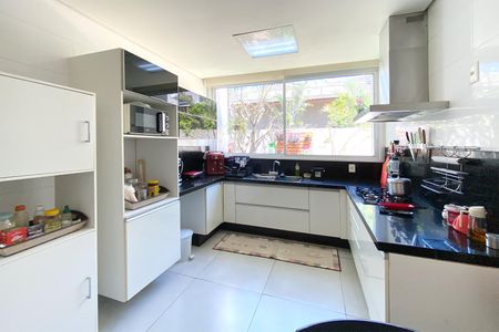 Casa de condomínio para alugar com 512m², 4 quartos e 6 vagasCozinha
