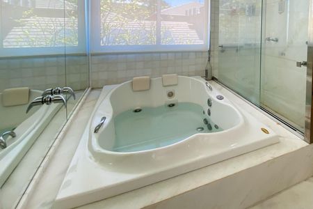 Casa de condomínio para alugar com 512m², 4 quartos e 6 vagasBanheiro da Suíte 1