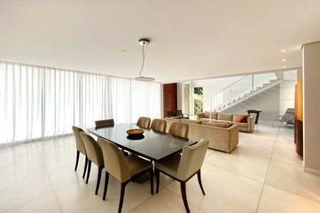 Casa de condomínio para alugar com 512m², 4 quartos e 6 vagasSala