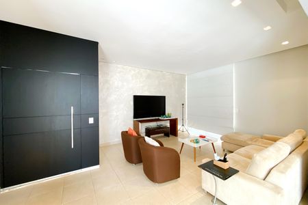 Casa de condomínio para alugar com 512m², 4 quartos e 6 vagasSala de TV